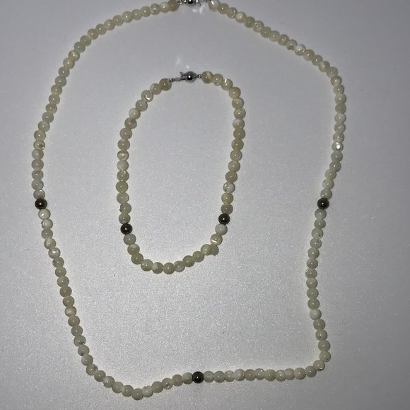 16 1/2" Mother Of Pearl Necklace With Matching Bracelet - Picture 3 of 8